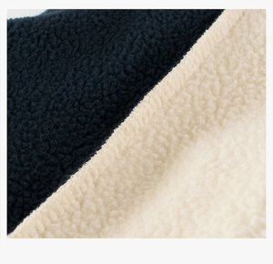 Détail de la doublure polaire et des coutures de finition sur costume d'hiver enfant