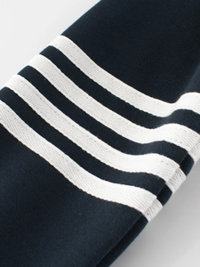 Sweat en polaire bleu marine pour garçons avec quatre rayures blanches sur la manche