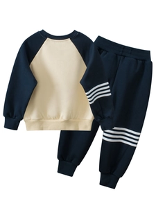 Survêtement enfant avec sweat à capuche bleu marine et blanc et pantalon à quatre rayures