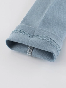 Details von blauen Baumwoll-T-Shirt-Ärmeln mit hochwertigen Nähten für kleine Mädchen