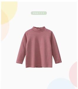 Detalle de camiseta de manga larga para niña con cuello alto y finas rayas blancas