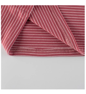 Detalle del top de punto a rayas rojas y blancas con costura de doble aguja de alta calidad