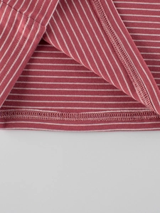 Camiseta de cuello alto a rayas para niños con detalles de costura de alta calidad