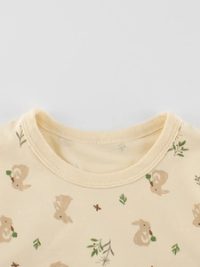 Pijama beige de algodón para niñas con estampado de conejo y cuello redondo de canalé