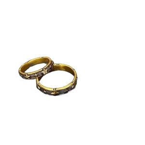 Vintage Goldene Sternringe mit Used-Look und Zirkon-Inlay im Retro-Punk-Stil