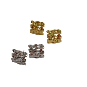 Orecchini a perno quadrati intrecciati in oro e argento con design metallico geometrico