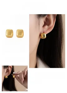 Gros plan et vue modèle de boucles d'oreilles carrées brossées géométriques dorées