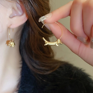 Boucles d'oreilles créoles dorées avec pendentif teckel réaliste en finition mate
