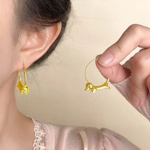 Boucles d'oreilles créoles dorées en forme de teckel avec une finition polie chic