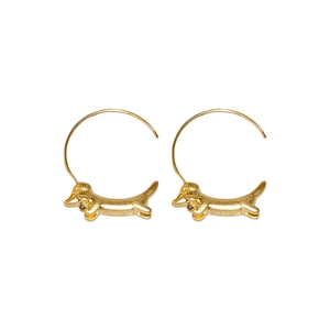 Élégantes boucles d'oreilles teckel dorées en forme de C avec breloques chien minimalistes