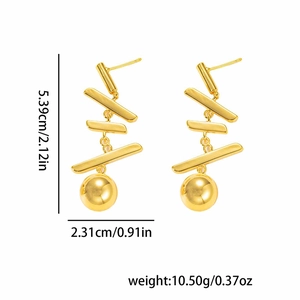 Boucles d'oreilles rétro dorées avec barres empilées et une boule en métal poli brillant