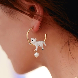 Boucles D'oreilles Créoles Chat Doré Cuivre Émail Félin Faux Künstliche Perle Pendentif Bijoux Femmes