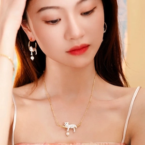Parure de bijoux chat blanc et perles avec boucles d'oreilles et collier femme