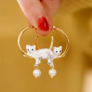 Créoles dorées créatives avec chats en émail blanc et pendentifs en perles