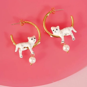 Boucles d'oreilles créoles chat doré avec émail blanc et perles pendantes