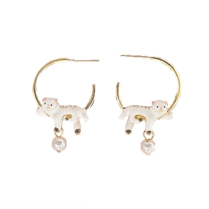 Boucles d'oreilles chat dorées avec breloques en émail blanc et perles d'imitation élégantes