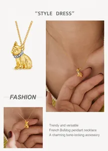 Vue détaillée du collier bouledogue français avec détails de collier en strass argentés