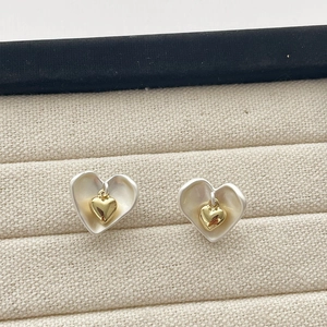 Boucles d'oreilles cœur minimalistes en blanc mat et finition dorée polie