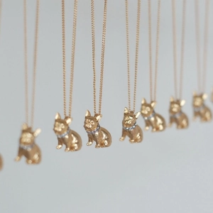 Collier bouledogue français en or mat avec pendentif orné de cristaux scintillants