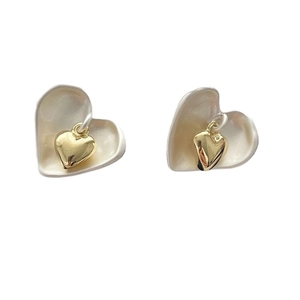 Boucles d'oreilles cœur bicolores avec base blanc mat et finition dorée brillante