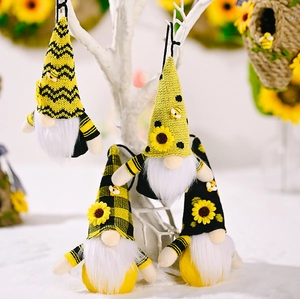 Lot de quatre gnomes en peluche suspendus avec motifs abeille et tournesol variés