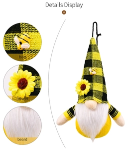Détail d'un gnome abeille décoratif avec fleur jaune et motif à carreaux