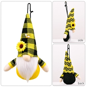 Vues avant, latérale et arrière d'un pendentif gnome abeille avec des tournesols