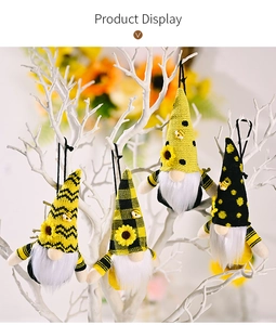 Lot de quatre nains tournesol abeille avec chapeaux tricotés et barbes blanches