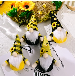 Lot de quatre gnomes tournesol et abeille avec chapeaux jaunes et cordes de suspension