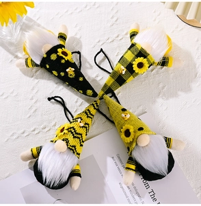 Vue détaillée de quatre gnomes sur le thème des abeilles et des tournesols à suspendre