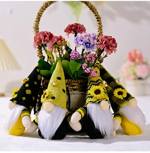 Lot de quatre gnomes en peluche sur le thème des abeilles et des tournesols avec bonnets