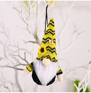 Détail d'un gnome de l'abeille avec tournesol et bonnet rayé jaune à suspendre