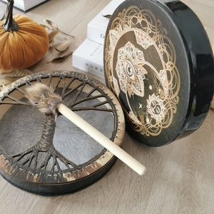 Dettaglio del tamburo sciamanico con intaglio Albero della Vita e motivo occhio mistico