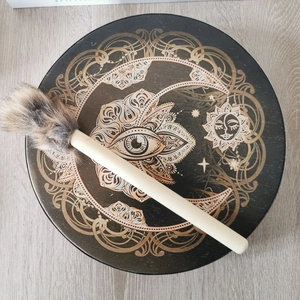 Tamburo sciamanico con mandala a occhio dorato e mazzuolo in legno con testa in ecopelliccia