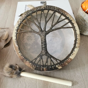 Dettaglio del tamburo sciamanico vegano con cornice Albero della Vita e mazzuolo