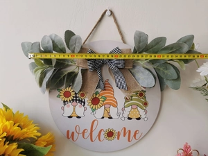 Detailed view of a 30cm wooden welcome sign featuring three gnomes and a sunflower wreath