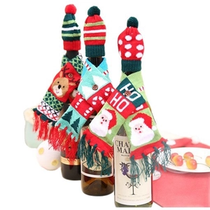 Set de mini écharpes et bonnets de Noël tricotés pour décorer des bouteilles de vin de fête
