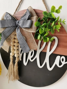 Λεπτομέρεια ξύλινης πινακίδας πόρτας με 3D Hello, λινάτσα και διακοσμητική φούντα