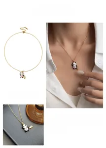 Dettaglio della collana panda con gemma cuore rosa e catena d'oro sul collo