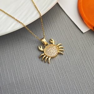 Collier minimaliste avec pendentif crabe doré et pavé de zircons étincelants