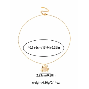Collier crabe doré avec pierres en zircone transparent sur une chaîne à maillons