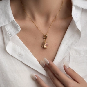 Collier en acier titane avec tour Eiffel et pendentif appareil photo rose sur mannequin