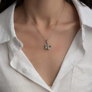Collana in argento minimalista con ciondolo a ape, smalto colorato e dettaglio di perla