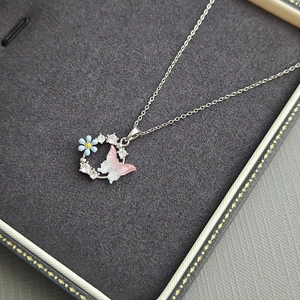 Collier couronne papillon élégant avec émail rose et cristaux sur chaîne en argent
