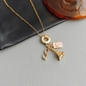 Collier en acier titane doré avec pendentifs Tour Eiffel, appareil photo et lunettes