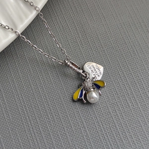 Collana ape in argento con perla, ali in smalto colorato e ciondolo a forma di cuore