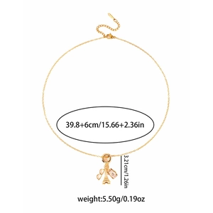 Collier doré avec tour Eiffel, lunettes de soleil et charms d'appareil photo rose