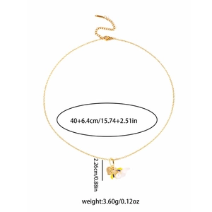 Collana dorata con ciondolo ape cuore petali bianchi e perle per donna alla moda