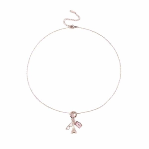 Détail du collier en or rose avec pendentifs tour Eiffel, appareil photo et lunettes