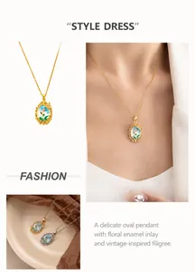 Détail du pendentif tulipe ovale avec bords en dentelle ajourée et chaîne fine or et argent